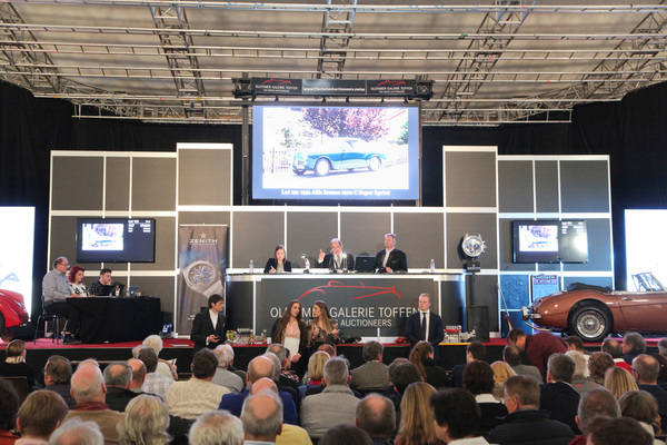 Spannung im Saal/Zelt - Versteigerung Oldtimer Galerie Gstaad 2018