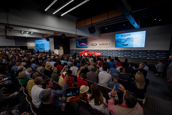 Spannung im Saal, schlesslich wird ein neuer Auktionsrekord für den Ferraro 250 GTO von 1962 erwartet - RM/Sotheby's Versteigerung in Monterey 2018