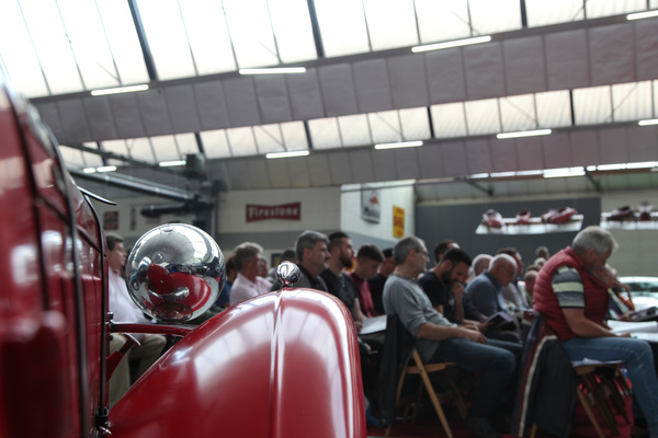Spannung vor Beginn der Auktion - Versteigerung der Oldtimer Galerie in Toffen am 19. Oktober 2019