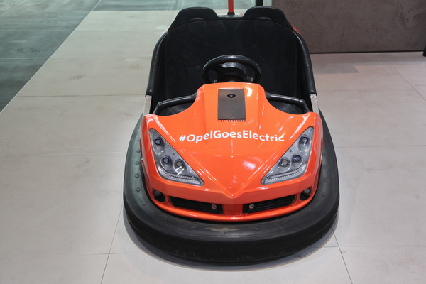 Spassige Art bei Opel, um auf die Eletroauto-Initiative hinzuweisen ... - IAA Frankfurt 2019