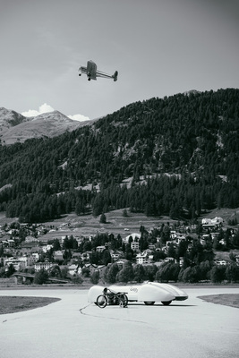 Bild: Spektakel auf Asphalt und am Himmel über St. Moritz