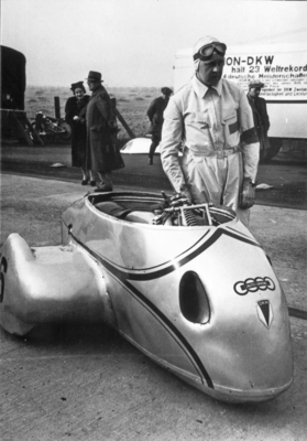 Spektakuläre Stromlinienkarosserien sollten wie bei den Auto Union Rennwagen Hochgeschwindigkeitsrekorde einfahren. Hans Karmann kam mit dem Gespann allerdings auch mit abgenommener Karosserie nicht zurecht