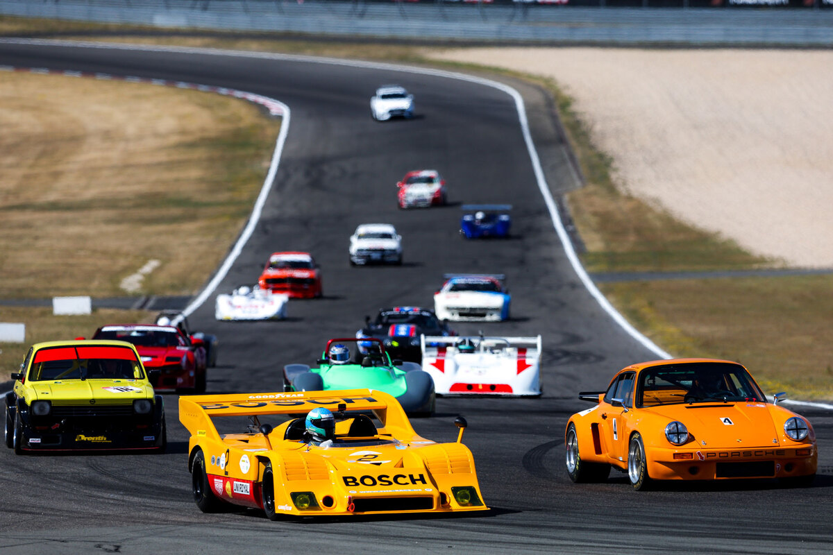 Spektakuläre und legendäre Fahrzeuge sorgen am 50. Geburtstags des Oldtimer-Grand-Prix für volle Tribünen