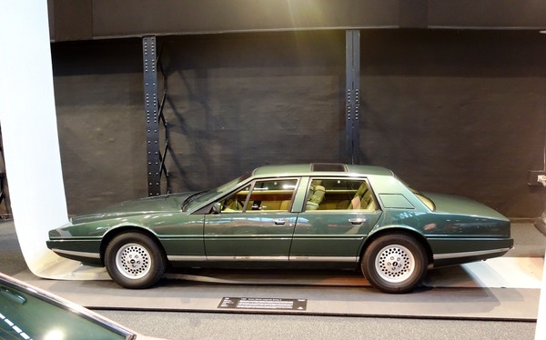 Spektakulärer Viertürer Aston Martin Lagonda Series III von 1985 - Sonderschau Supercars 2 in der Autoworld Brüssel 2022/2023