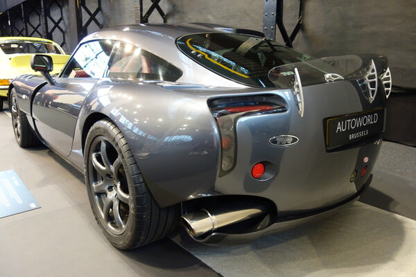 Spezielle Auspuffführung am TVR Sagaris von 2005 - Sonderschau Supercars 2 in der Autoworld Brüssel 2022/2023