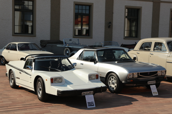 Spider Caruna und Peugeot 504 V6 Targa Caruna aus Spreitenbach - Lancierung der vier Schweizer Briefmarken im Emil Frey Classic Center