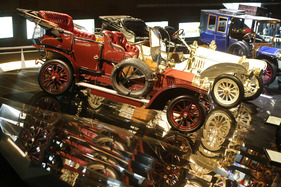 Spiegel und Lichteffekte um frühe Motorwagen im Mercedes-Museum in Stuttgart