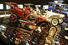 Spiegel und Lichteffekte um frühe Motorwagen im Mercedes-Museum in Stuttgart