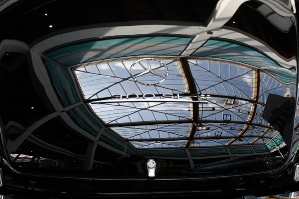 Spiegelungen auf dem Heck des Mercedes-Benz 300 SL von 1956 - Klassikwelt Bodensee 2024