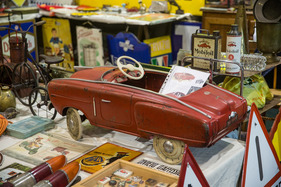 Spielzeug, Heckleuchten, Oelkanister, es gab nichts, was es nicht gab - Auto e Moto d'Epoca in Padua 2019