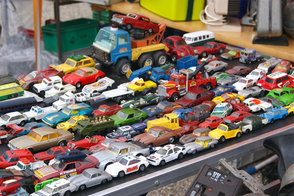 Spielzeugautos aller Jahrgänge, Farben und Zustandsnoten: Der blaue 1961er Chevrolet Impala, dessen Dach zwischen den beiden Lokomotoven herauslugt, ging kurz nach dieser Aufnahme in den Besitz des Fotografen über – Veterama Mannheim 2022