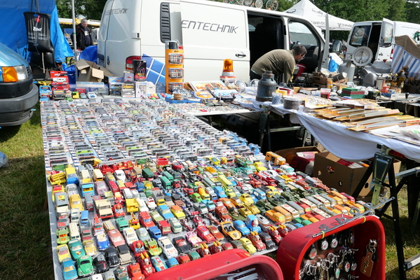 Spielzeugautos dicht an dicht: Wohl dem, der eine klare Vorstellung davon hat, was er sucht – Bockhorner Oldtimermarkt 2024