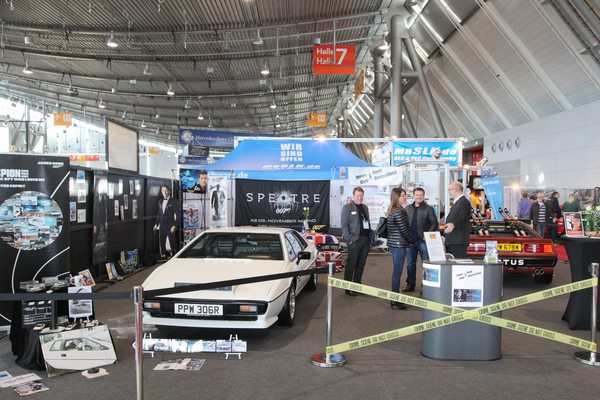 Spionage- und Film-Szenerie auf dem Lotus-Clubstand mit zwei Exprit aus den James-Bond-Filmen - Retro Classics Stuttgart 2017
