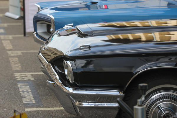 Spitz zulaufende Frontpartien: einmal horizontal, einmal vertikal – Older Classics Mai 2024