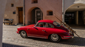 Sport Utility Vehicle: 1964er Porsche 356 C mit zeitgenössischen Holzski in Glurns. Oberhalb des Stilfser Jochs wartet das Sommerskigebiet der Ortler-Region.