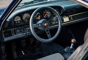 Sportec Classic S (2024) – betont klassischer Innenraum mit grünen Instrumentenskalen, Pepita-Sitzbahnen und Balsaholz-Schaltknauf