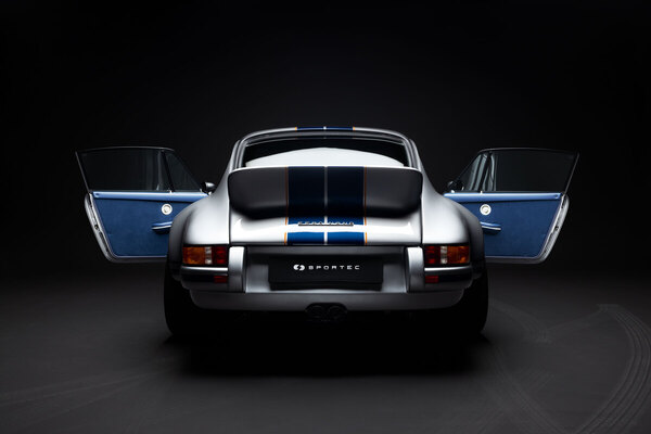 Bild: Sportec Ferdinand (2022) – Heck mit mittigem Doppelauspuff und dem "Bürzel" des Porsche Carrera RS
