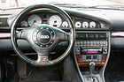 Sportive Instrumentierung mit damals sehr aktuellen, weissen Zifferblättern – Audi S6 quattro (1996)
