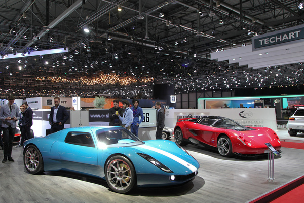 Sportliche Kreationen vno Sbarro, der blaue scheint dem Porsche 904 nachempfunden - Genfer Automobilsalon 2019