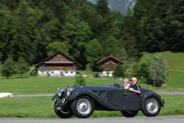 Sportlicher Roadster in Grau, aber warum handelt es sich hier? - Oldtimer in Obwalden (O-iO) 2019