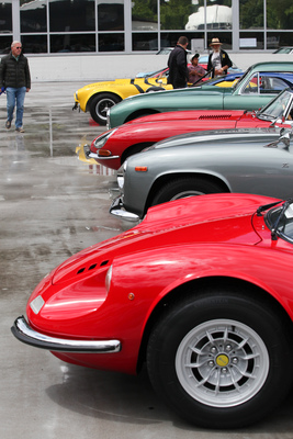 Sportwagen-Klassiker aufgereiht, vorne der Dino 246 GT - Dolder-Versteigerung der Oldtimer Galerie am 11. Juni 2016