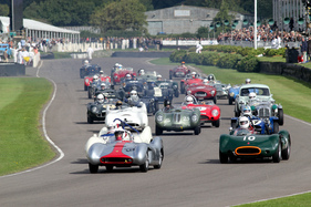 Sportwagen-Rennen um den Madgwick Cup am Goodwood Revival 2013 - Auch hinter dem Führungskampf wird um jede Position gerungen
