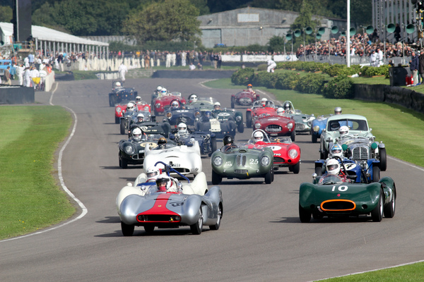 Sportwagen-Rennen um den Madgwick Cup am Goodwood Revival 2013 - Auch hinter dem Führungskampf wird um jede Position gerungen