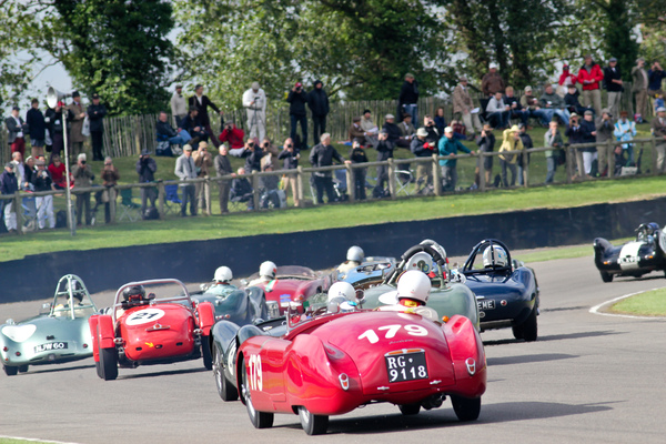 Bild: Sportwagen-Rennen um den Madgwick Cup am Goodwood Revival 2013 - Hinein in die erste Kurve