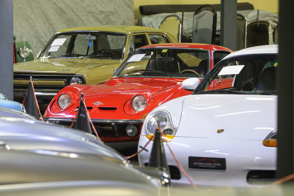 Sportwagen aus Deutschland, auch hier liegen rund 30 Jahre dazwischen, der Opel GT findet sofort einen neuen Besitzer, beim Boxster gibt es noch einen Vorbehalt - Versteigerung der Oldtimer Galerie Toffen am 14. Oktober 2023