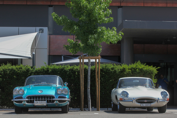 Sportwagen aus zwei Nationen - links Chevrolet Corvette C1 und rechts Jaguar E-Type - Autohalle Sunday Classics Juni 2022