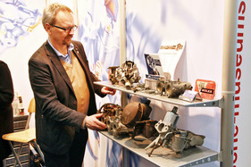 Bild Sprühnebel-Spezi als Dauergast - „Vergaser-Papst“ Jens-Peter Adam ist mit seiner Firma JPA Vergaser-Service auf praktisch jeder wichtigen deutschen Oldtimer-Maesse vertreten. (Bremen Classic Motorshow 2018)