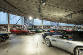 Sprung in die Moderne, rechts ein Z8 von 2002 - BMW-Sonderausstellung im Pantheon 2018 Sprung in die Moderne, rechts ein Z8 von 2002 - BMW-Sonderausstellung im Pantheon 2018