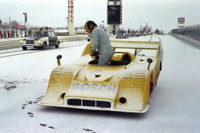 Spuren im Schnee - Die Präsidenten-Kolonne mit dem Porsche 917/10 trifft am Ring ein (1973)