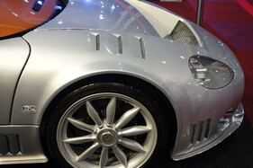 Spyker C8 Laviolette (2004) mit wiederkehrenden Flugzeugmotiven – Classic Car Show Maastricht 2023