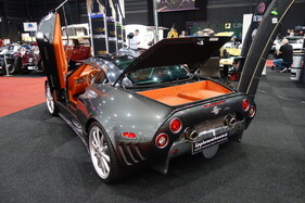 Spyker C8 Laviolette (2022) mit passendem Kofferset – Classic Car Show Maastricht 2023