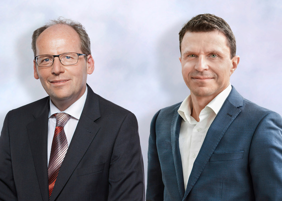 Bild: Stabübergabe bei Audi Tradition - Thomas Frank (links), ehemaliger Leiter Audi Tradition und Auto Union GmbH, und sein Nachfolger Stefan Trauf.