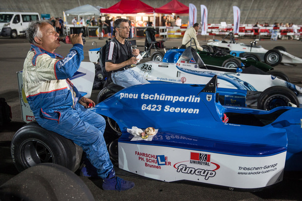 Stärkung muss sein. Das Steilwandfahren ist für Auto und Fahrer anstrengender als es zunächst aussieht – Indianapolis Oerlikon 2022