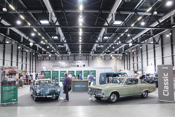 Stand der AMAG Classic mit zwei in Schinznach montierten Fahrzeugen - Swiss Classic World Luzern 2021