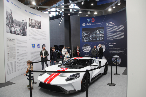 Bild Stand der Emil Frey Schwabengarage mit modernem Ford GT Supersportwagen - Retro Classics Stuttgart 2020