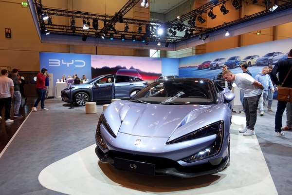 Stand der Firma "next eShare.one", im Vordergrund der elektrische Sportwagen BYD Yangwang U9 – Essen Motor Show 2024