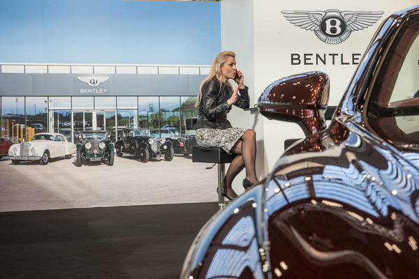 Stand im historische Look und mit moderner Besetzung - Rétromobile Paris 2019