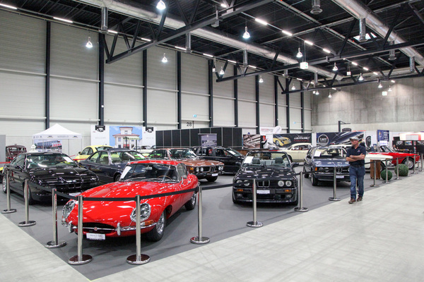 Stand von Auto Eberhart mit rotem Jaguar E-Type Coupé inmitten von BMW-Klassikern - Swiss Classic World Luzern 2021