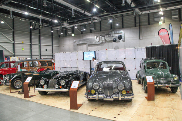 Stand von Baumann Classic Cars mit breiter Auswahl - Swiss Classic World Luzern 2021