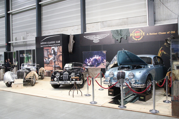 Stand von Dönni Classic Car mit verschiedenen klassischen Jaguar-Modellen - Swiss Classic World Luzern 2021