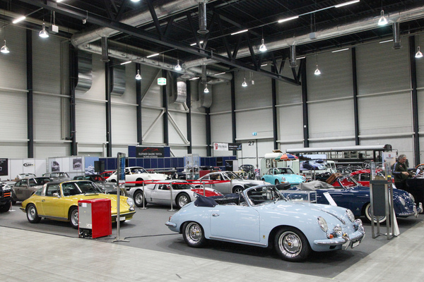 Stand von Porsche Classic Partner Zürich mit mehreren Porsche 356 und 911 sowie einem 904 GTS und einem Cayenne - Swiss Classic World Luzern 2021