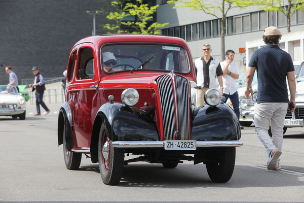 Standard 8 (1947) – weitetgehend baugleich mit dem Vorkriegsmodell "Flying Eight", aber ohne seitliche Luftschlitze in der Motorhaube – Older Classics Mai 2024
