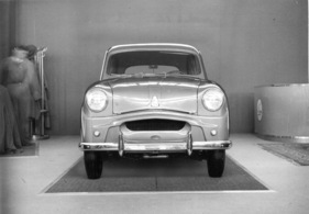 Standard Eight (1954) - mit mächtiger Luftöffnung - Genfer Automobilsalon 1954