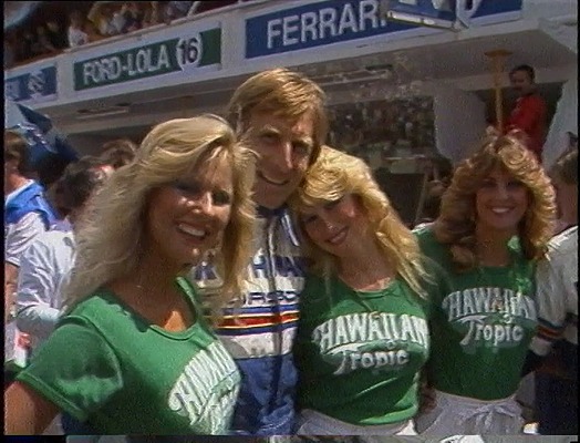 Standbild aus dem Film "Le Mans 1982" Derek Bell mit den Hawaiian Tropic Girls