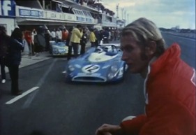 Standbild aus dem Film "The Speed Merchants" - Helmut Marko vor dem Rennen