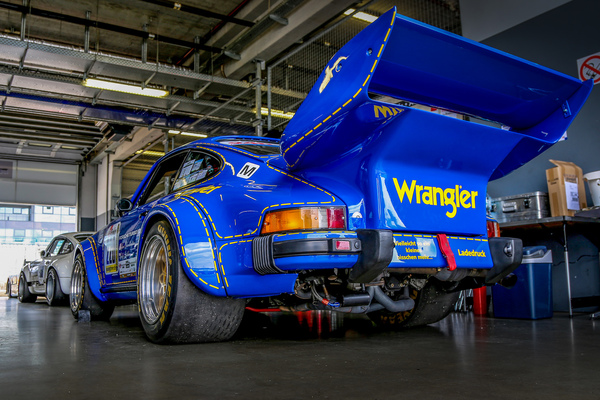 Bild Starke Boliden warten in den Boxen - Impressionen der Nürburgring Classic 2019